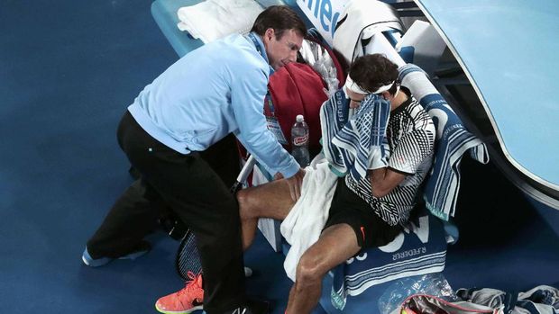 Roger Federer mendapatkan penanganan dari tim medis