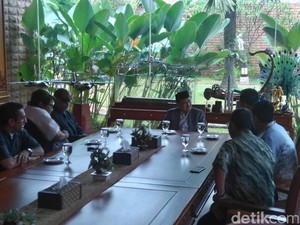 Agus dan Sylviana Temui BJ Habibie di Kediamannya