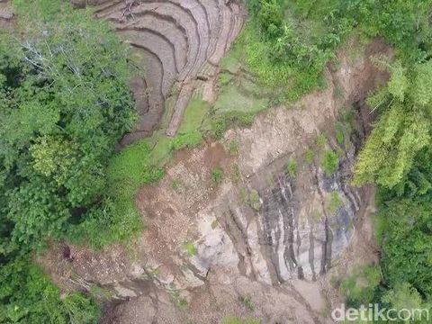 Foto udara tebing di atas jalur Trenggelek-Ponorogo KM 17