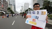 Peserta sosialisasi HIV/AIDS memegang poster tentang pertanyaan dan mitos seputar penyakit tersebut.