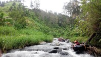 Di kaki pegunungan Wilis, sungai Mendak yang berada di Desa Wagir Kidul, Kecamatan Pulung ini menyajikan sensasi bermain river tubing dengan empat level sekaligus. Kunjungan detikTravel, Minggu (29/1/2017), lokasi ini sejauh 21 kilometer di timur pusat Kota Ponorogo (Taufiq Huda/detikTravel)