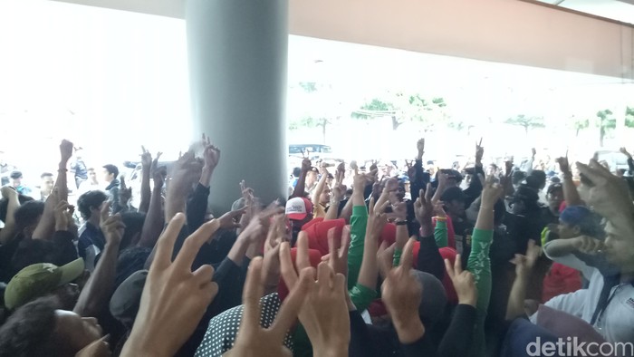 Adu Yel-yel Pendukung WH-Andika vs Rano-Embay Jelang Debat