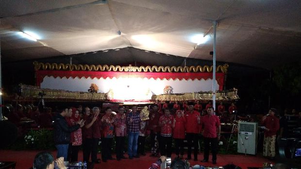 Djarot hadiri pagelaran wayang kulit PDIP.