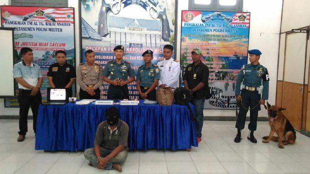 TNI AL tangkap kapal penyelundup TKI ilegal dari Malaysia.