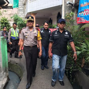 Kapolsek Palmerah saat razia narkoba di Kampung Boncos.