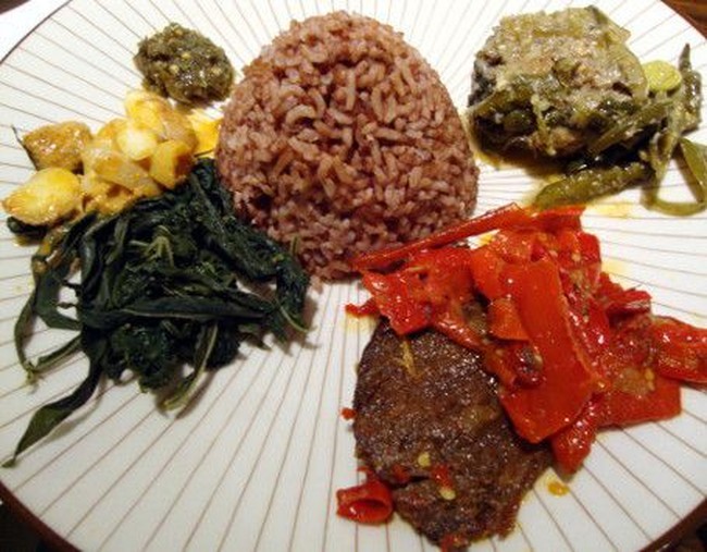 Puasnya Berbuka Puasa dengan Nasi Padang Komplet di 5 Tempat Ini