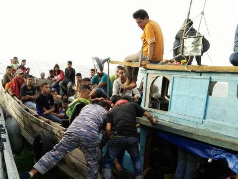 TNI AL tangkap kapal penyelundup TKI ilegal dari Malaysia.