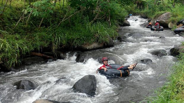 Sensasi Ngeri-ngeri Sedap River Tubing di Kaki Gunung Wilis