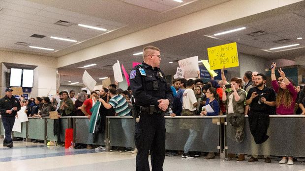 Begini Aksi Demonstrasi Besar Menolak Kebijakan Imigrasi Trump