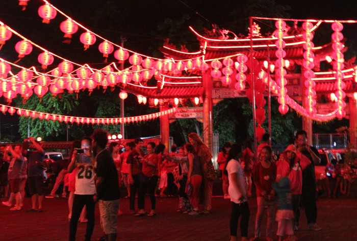 Meriah! Warga dan Turis Saksikan Perayaan Imlek di Vihara Denpasar