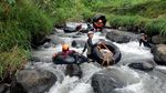Keseruan River Tubing di Kaki Gunung Wilis, Ponorogo