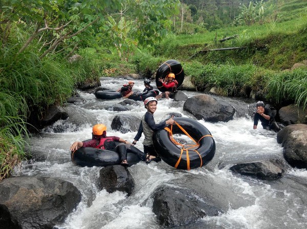 Sebelum menikmati derasnya sungai Mendak, pengunjung diwajibkan memakai pengaman kepala berupa helm serta pelindung tangan dan kaki. Bagi pengunjung wanita dan anak-anak, pengelola wisata menyarankan untuk bermain di level pertama dengan didampingi pemandu. Sementara bagi pengunjung dewasa akan diberi pilihan dari level 1 sampai level 3 (Taufiq Huda/detikTravel) Sebelum menikmati derasnya sungai Mendak, pengunjung diwajibkan memakai pengaman kepala berupa helm serta pelindung tangan dan kaki. Bagi pengunjung wanita dan anak-anak, pengelola wisata menyarankan untuk bermain di level pertama dengan didampingi pemandu. Sementara bagi pengunjung dewasa akan diberi pilihan dari level 1 sampai level 3 (Taufiq Huda/detikTravel)