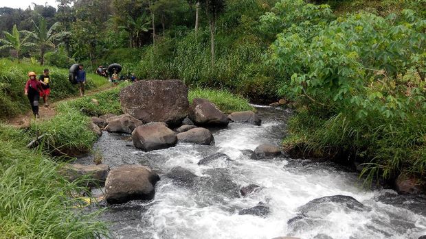 Sensasi Ngeri-ngeri Sedap River Tubing di Kaki Gunung Wilis