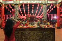 Meriah! Warga dan Turis Saksikan Perayaan Imlek di Vihara Denpasar