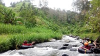 Akses jalan menanjak dan berkelok untuk masuk ke lokasi wisata river tubing, pengunjung hanya dikenai biaya parkir kendaraan dua ribu rupiah. Sementara untuk menikmati wahana river tubing, pengunjung cukup membayar Rp 20.000 sekali jalan (Taufiq Huda/detikTravel)
