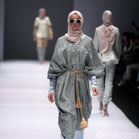 Koleksi Anniesa Hasibuan mengangkat tema DJakarta di Jakarta Fashion Week 2017. Senayan City. Jakarta. [Foto: Mohammad Abduh/Wolipop]