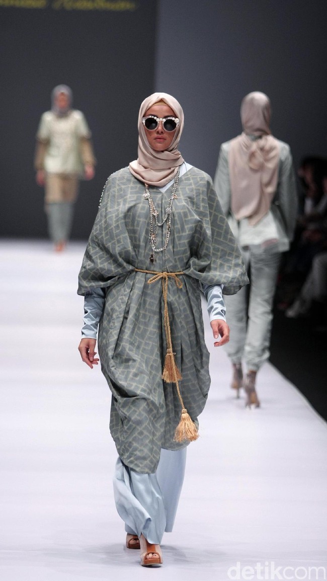 Koleksi Anniesa Hasibuan mengangkat tema DJakarta di Jakarta Fashion Week 2017. Senayan City. Jakarta. [Foto: Mohammad Abduh/Wolipop]