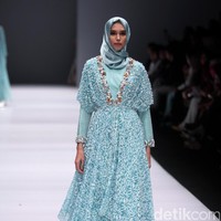 Koleksi Anniesa Hasibuan mengangkat tema DJakarta di Jakarta Fashion Week 2017. Senayan City. Jakarta. [Foto: Mohammad Abduh/Wolipop]
