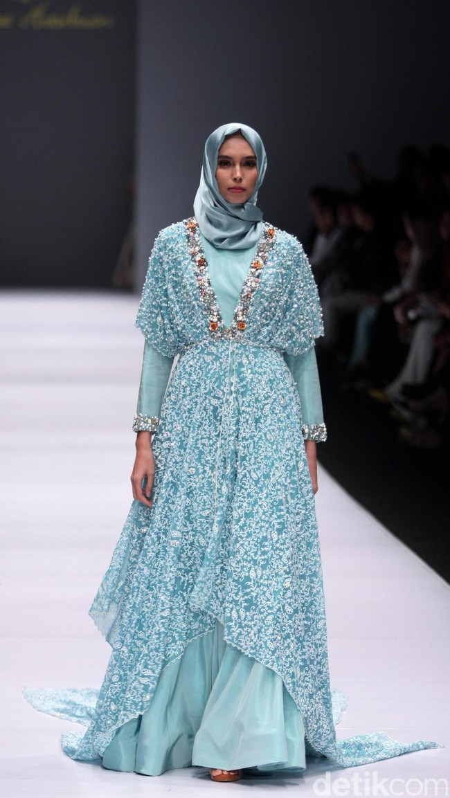 Koleksi Anniesa Hasibuan mengangkat tema DJakarta di Jakarta Fashion Week 2017. Senayan City. Jakarta. [Foto: Mohammad Abduh/Wolipop]