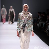 Koleksi Anniesa Hasibuan mengangkat tema DJakarta di Jakarta Fashion Week 2017. Senayan City. Jakarta. [Foto: Mohammad Abduh/Wolipop]