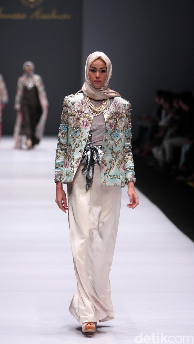 Koleksi Anniesa Hasibuan mengangkat tema DJakarta di Jakarta Fashion Week 2017. Senayan City. Jakarta. [Foto: Mohammad Abduh/Wolipop]