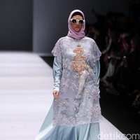Koleksi Anniesa Hasibuan mengangkat tema DJakarta di Jakarta Fashion Week 2017. Senayan City. Jakarta. [Foto: Mohammad Abduh/Wolipop]