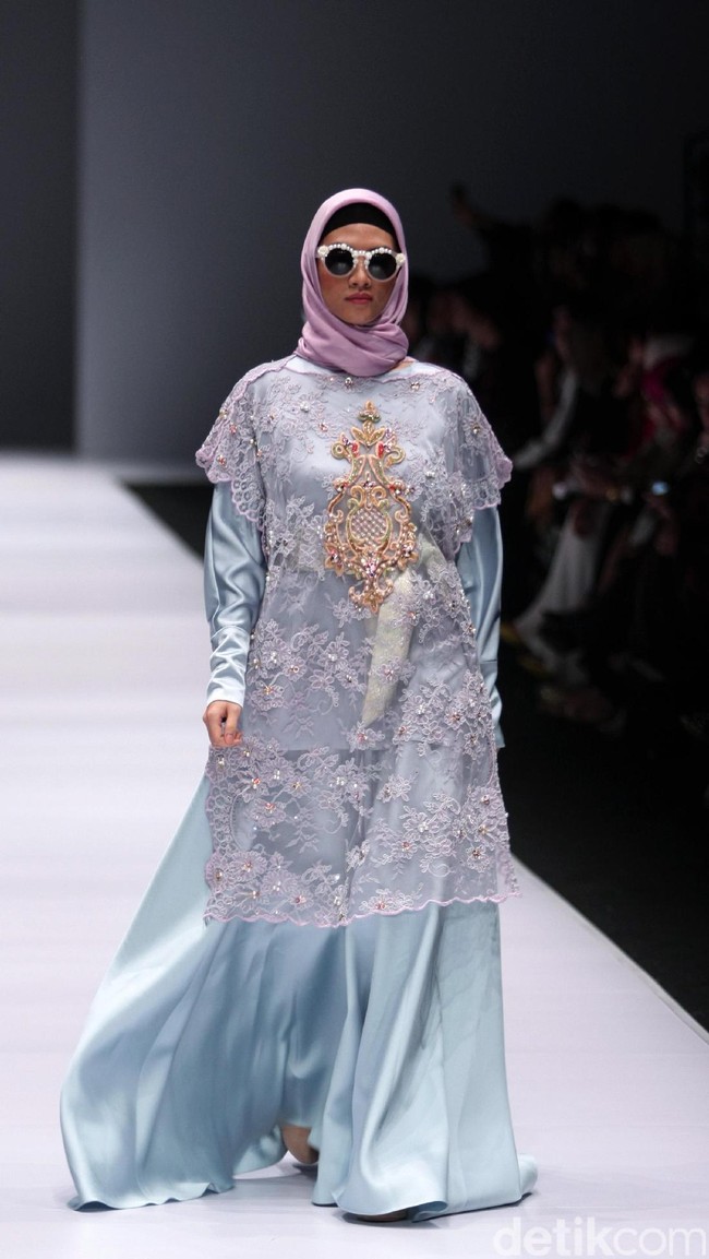Koleksi Anniesa Hasibuan mengangkat tema DJakarta di Jakarta Fashion Week 2017. Senayan City. Jakarta. [Foto: Mohammad Abduh/Wolipop]