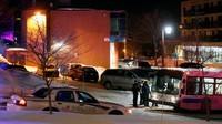 Dua orang telah ditangkap terkait penembakan di masjid di Quebec ersebut. Situasi di lokasi penembakan masih mencekam, karena polisi bersenjata lengkap memasuki masjid untuk mencari pelaku. REUTERS/Mathieu Belanger.