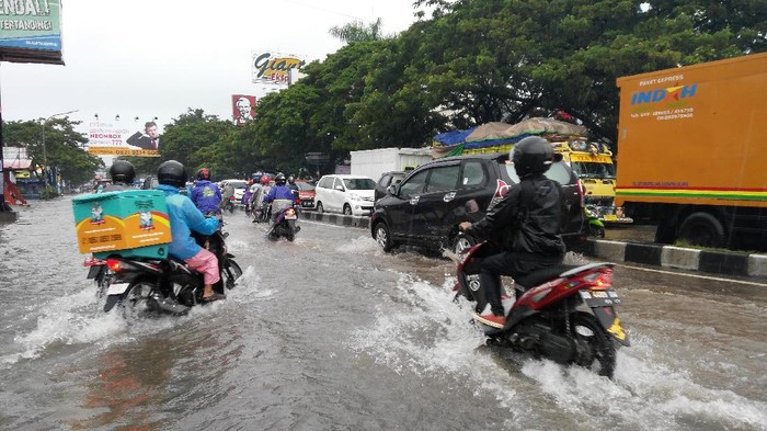 Hujan Deras, Jalan Protokol di Makassar Tergenang