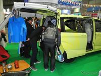 Pengunjung melihat-lihat mobil Freed untuk para pemancing