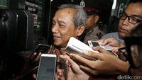 Busyro Muqoddas menjawab pertanyaan wartawan.