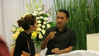 Selain itu beberapa rekan artis pun tampak memberikan dukungan padanya, seperti Ayu Ting Ting. Pool/Hanif Hawari/detikFoto.
