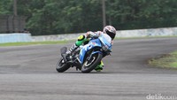 Bahkan saat mencoba akselerasi, rupanya mesin GSX-R 150 bukan isapan jempol semata. Terbukti saat jalanan lurus detikOto bisa tembus 142 km/jam, dengan motor yang begitu stabil.