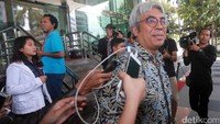 Imam Prasodjo menjawab pertanyaan wartawan saat keluar gedung KPK.