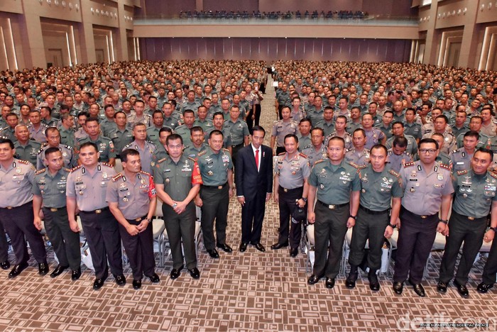 Kumpulkan Jajaran TNI dan Polri, Jokowi: Terorisme Harus Dicegah