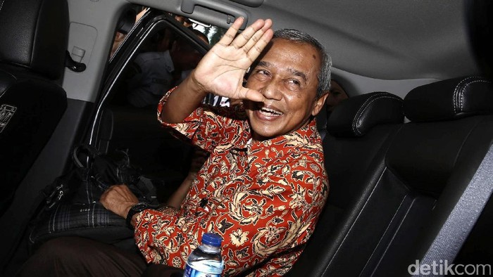 Mahfud MD, Busyro Muqoddas dan Imam Prasodjo mendatangi gedung KPK. Mereka datang terkait dengan pembentukan panitia seleksi (pansel) penasihat KPK.