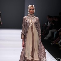 Koleksi Anniesa Hasibuan mengangkat tema DJakarta di Jakarta Fashion Week 2017. Senayan City. Jakarta. [Foto: Mohammad Abduh/Wolipop]