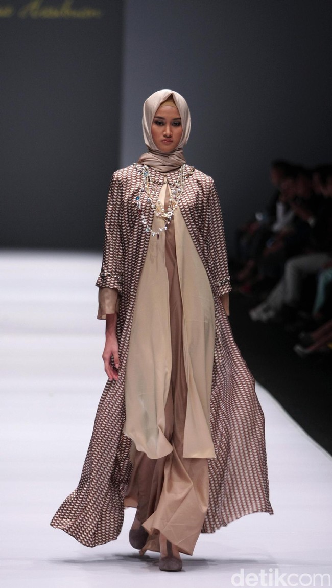 Koleksi Anniesa Hasibuan mengangkat tema DJakarta di Jakarta Fashion Week 2017. Senayan City. Jakarta. [Foto: Mohammad Abduh/Wolipop]