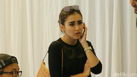 Ia menyesal karena tak pernah sempat menjenguk kala ayah Ruben Onsu tersebut sakit. Pool/Hanif Hawari/detikFoto.