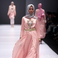 Koleksi Anniesa Hasibuan mengangkat tema DJakarta di Jakarta Fashion Week 2017. Senayan City. Jakarta. [Foto: Mohammad Abduh/Wolipop]