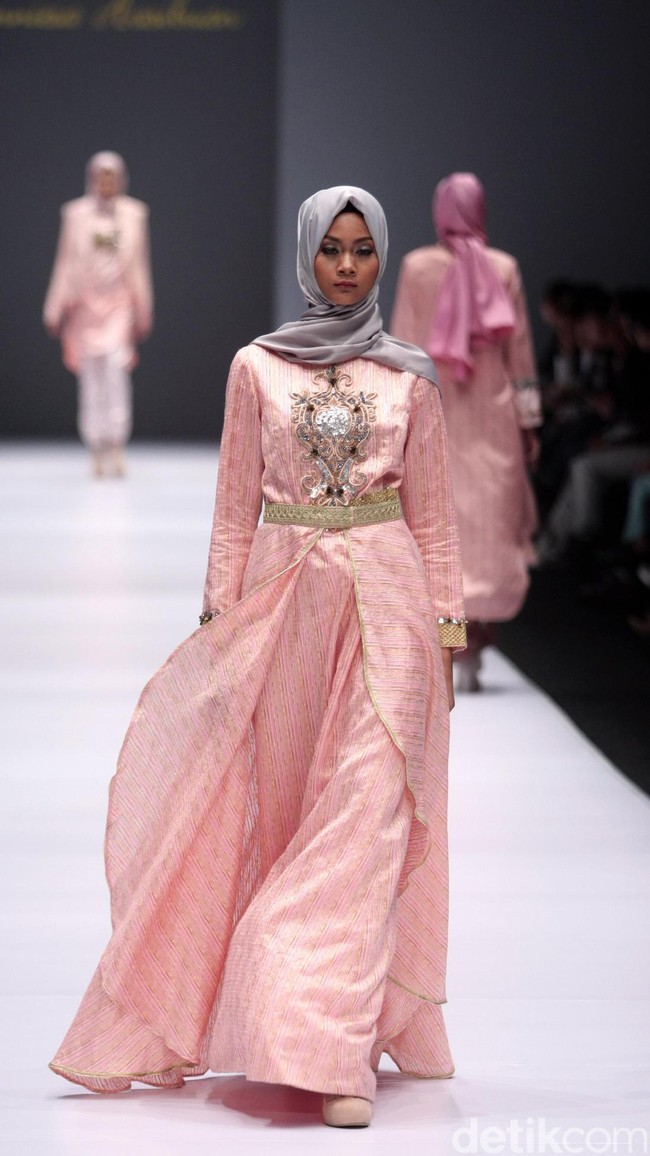 Koleksi Anniesa Hasibuan mengangkat tema DJakarta di Jakarta Fashion Week 2017. Senayan City. Jakarta. [Foto: Mohammad Abduh/Wolipop]