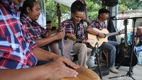 Krontjong Toegoe memandu kampanye Cawagub DKI Jakarta Djarot Saiful Hidajat. Sejumlah lagu-lagu keroncong membuat cuaca yang gerah menjadi adem.