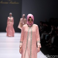 Koleksi Anniesa Hasibuan mengangkat tema DJakarta di Jakarta Fashion Week 2017. Senayan City. Jakarta. [Foto: Mohammad Abduh/Wolipop]