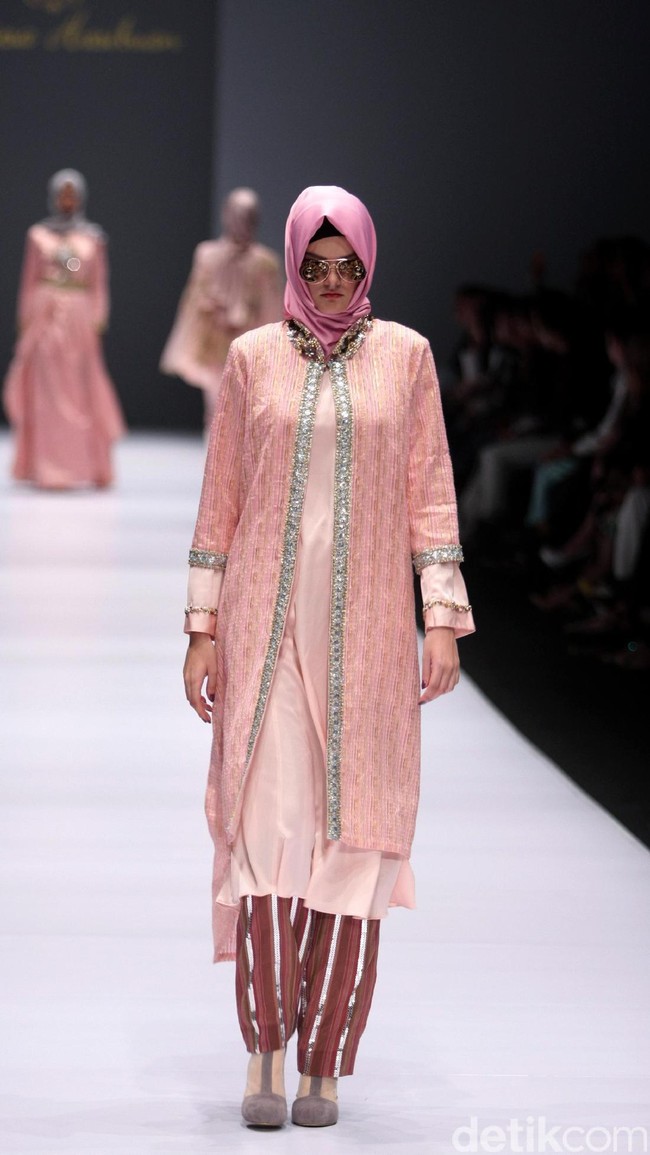 Koleksi Anniesa Hasibuan mengangkat tema DJakarta di Jakarta Fashion Week 2017. Senayan City. Jakarta. [Foto: Mohammad Abduh/Wolipop]