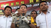 Kapolres Jakarta Barat Kombes Roycke Harry Langie didampingi Kasat Reskrim melakukan rilis Narkoba jenis Gorila di Polre Jakbar, Senin (30/1).