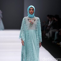 Koleksi Anniesa Hasibuan mengangkat tema DJakarta di Jakarta Fashion Week 2017. Senayan City. Jakarta. [Foto: Mohammad Abduh/Wolipop]