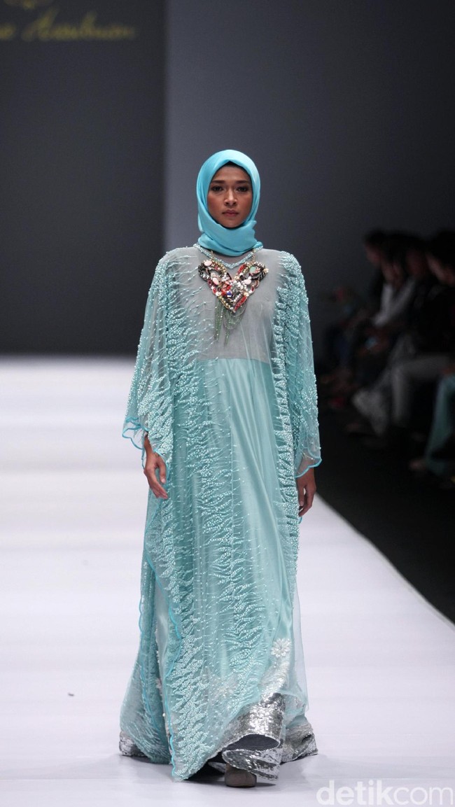 Koleksi Anniesa Hasibuan mengangkat tema DJakarta di Jakarta Fashion Week 2017. Senayan City. Jakarta. [Foto: Mohammad Abduh/Wolipop]