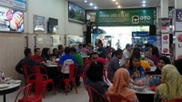 Tak heran jika kedai ini selalu ramai setiap harinya. Dari mulai rakyat jelata hingga pejabat ngopinya di Kim Teng. Tak percaya? Silakan datang ke Pekanbaru dan buktikan sendiri dengan mampir ke Kedai Kopi Kim Teng (Wahyu/detikTravel)