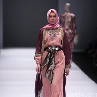 Koleksi Anniesa Hasibuan mengangkat tema DJakarta di Jakarta Fashion Week 2017. Senayan City. Jakarta. [Foto: Mohammad Abduh/Wolipop]