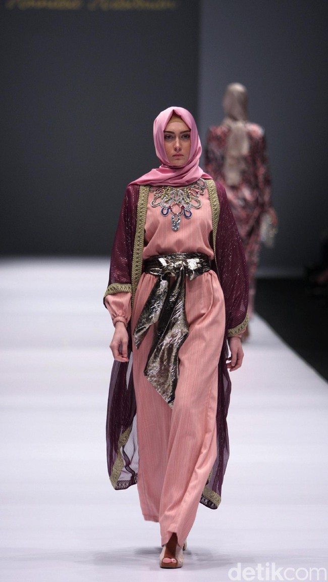 Koleksi Anniesa Hasibuan mengangkat tema DJakarta di Jakarta Fashion Week 2017. Senayan City. Jakarta. [Foto: Mohammad Abduh/Wolipop]